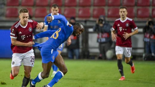 Utkání AC Sparta Praha - Glasgow Rangers, 30. září 2021 v Praze. Zleva Tomáš Wiesner ze Sparty a Glen Kamara z Rangers