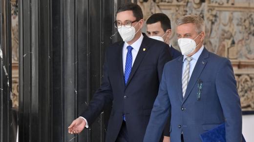Vedoucí Kanceláře prezidenta republiky Vratislav Mynář (vpravo) přichází za doprovodu prezidentova tiskového mluvčího Jiřího Ovčáčka (vlevo) na briefing ke zdravotnímu stavu prezidenta Miloše Zemana
