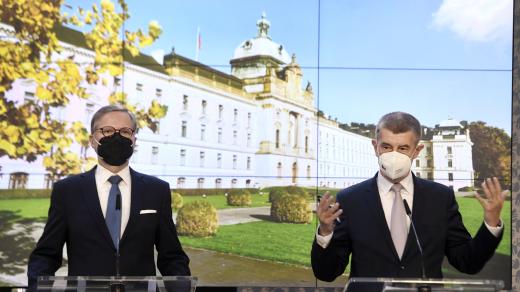 Designovaný premiér Petr Fiala (ODS) a odcházející premiér Andrej Babiš (ANO) na tiskové konferenci na podporu rychlé vakcinace