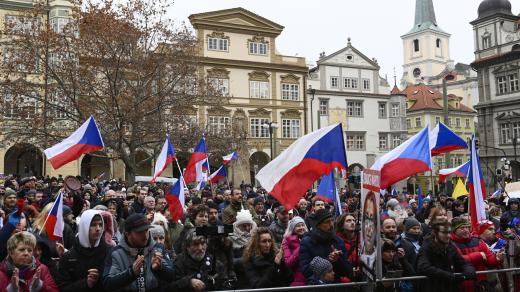 Demonstrace iniciativy Chcípl pes proti schválení vládní novely pandemického zákona sněmovnou