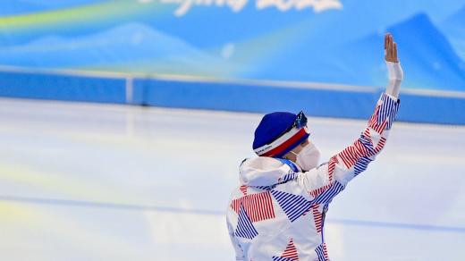 Mávající rychlobruslařka Martina Sáblíková před olympijským závodem v Pekingu