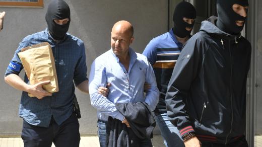 Policisté přivádějí exnáměstka pražského primátora Petra Hlubučka (STAN) k soudu, který rozhodoval o vazbě pro obviněné v kauze korupce v pražském dopravním podniku