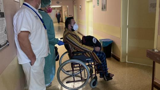 Pacient (35let) se vrací z JIPky