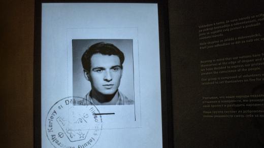 Jan Palach se upálil v roce 1969 na protest proti rezignaci lidí na vývoj společnosti po okupaci Československa vojsky Varšavské smlouvy.