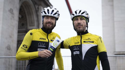 Zleva Ondřej Zmeškal a Marek Peterka po dojezdu do Paříže