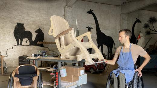 Paul de Livron vyrobil dřevěné kolečkové křeslo pro papeže