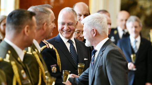 Prezident Petr Pavel a šéf BIS Michal Koudelka při povyšování do generálských hodností