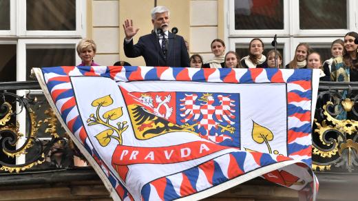Prezident  Petr Pavel odhalil z hradního balkonu prezidentskou standartu, kterou během mandátu Miloše Zemana vyměnila skupina Ztohoven za rudé trenýrky