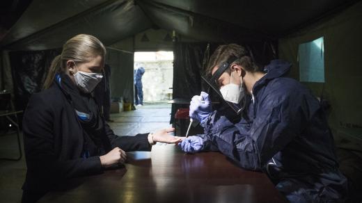 Lidem bude odebrána krev. Výsledek rychlotestu, který určuje přítomnost protilátek proti koronaviru, se dozví asi do půl hodiny. Pokud by byl test pozitivní, tak musí podstoupit ještě klasický test prováděný z výtěru z nosohltanu.