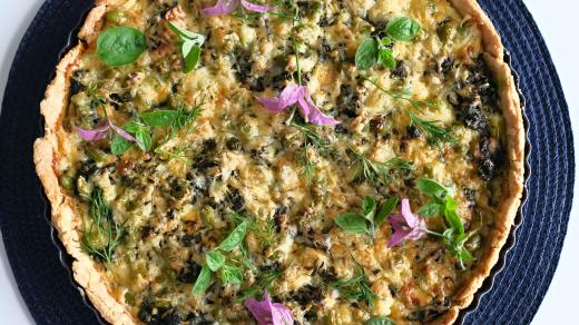 Pokrm, který osobně vybrali král Karel III. a královna Camilla je Quiche. Podělili se o „osobně vybraný“ recept na oblíbený slaný koláč pečený v troubě