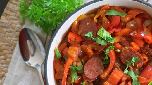 Pravé maďarské lečo je kombinací jednoho dílu cibule, dvou dílů zralých rajčat a čtyř dílů paprik