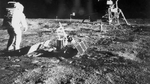 Jako první člověk vstoupil na povrch Měsíce 21. července 1969 Armstrong. Na snímku jeho kolega Buzz Aldrin