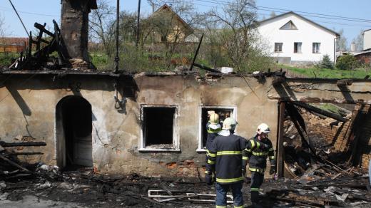 Do oken přízemního stavení každý z nich vhodil zápalnou lahev naplněnou benzinem