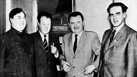 Klement Gottwald (třetí zleva) a Rudolf Stránský (poslední zleva)