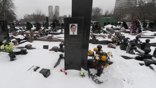 Hrob Sergeje Magnitského na moskevském hřbitově.