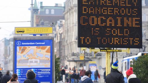 Varovný nápis před drogami v Amsterdamu