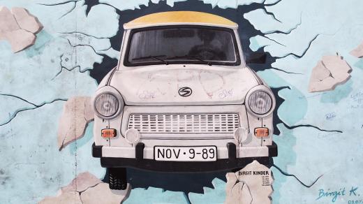 Legendární trabant z NDR vyobrazený na Berlínské zdi