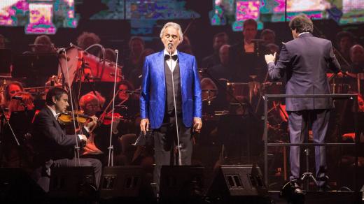 Italský tenorista Andrea Bocelli na koncertě v německém Hamburku