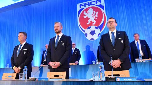 Mimořádná valná hromada fotbalové asociace v únoru 2019 (zleva): místopředseda Roman Berbr, generální sekretář Jan Pauly a předseda Martin Malík.