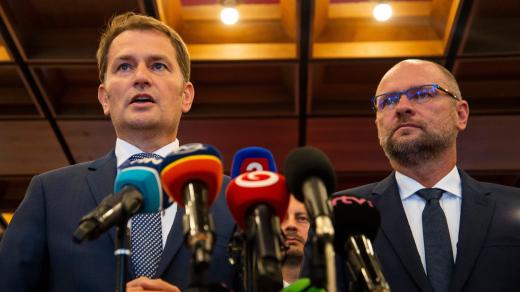 Ministr financí a expremiér Igor Matovič (vlevo) a končící ministr hospodářství Richard Sulík