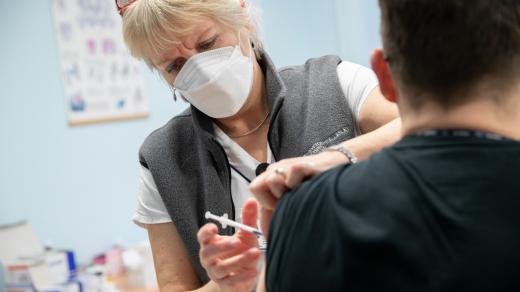 V Česku jsou zásoby pomůcek pro očkování podle šéfa vnitra Jana Hamáčka (ČSSD) na dva měsíce