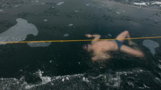 David Vencl plave pod ledem