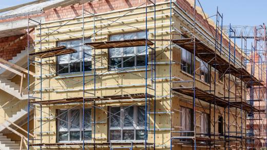 Nejvíce ušetří komplexní úprava domu - jak zateplení fasády a střechy, tak výměna oken a dveří a v domech s nevytápěným suterénem se vyplatí izolovat i jeho strop