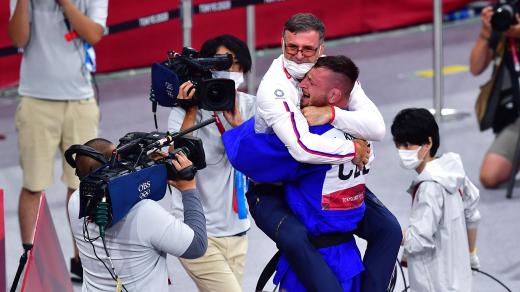 Trenér Petr Lacina v objetí s Lukášem Krpálkem na olympijských hrách v Tokiu