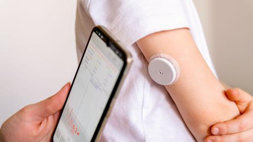 Měření glykémie pomocí senzoru (ilustrační foto)