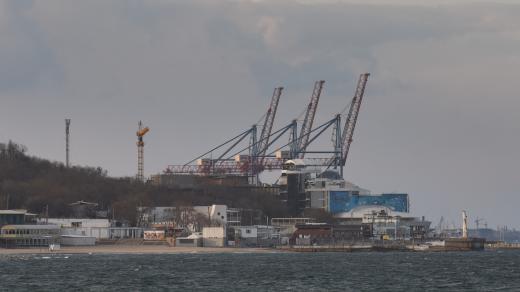 Fotografie ukrajinského přístavu Oděsa z devátého března 2022, kdy se připravoval na ruský útok