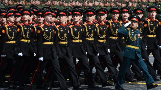 Ruští kadeti na vojenské přehlídce ke Dni vítězství, Rudé náměstí v Moskvě, 9. května 2022