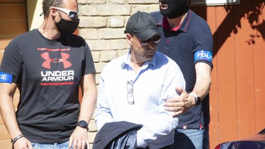 Policisté odvádějí bývalého náměstka pražského primátora Petra Hlubučka