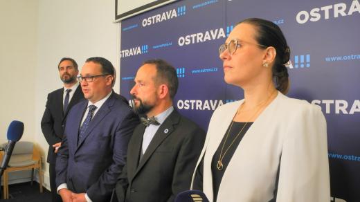Vedle primátora Tomáše Macury (druhý zprava) náměstci Andrea Hoffmanová (piráti) a za Spolu Jan Dohnal (ODS)