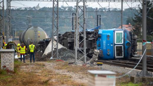 Hasiči přečerpávají toxický benzen z cisteren havarovaného nákladního vlaku na železničním koridoru u Poříčan na Kolínsku