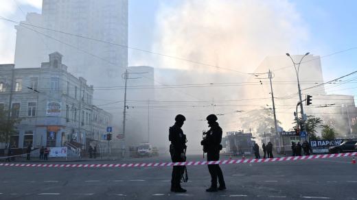Policisté hlídají místo dopadu dronu v Kyjevě (archivní foto z 17. 10. 2022)