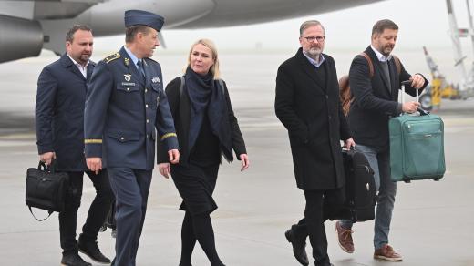 Zástupci české vlády vystupují z letadla po návratu z návštěvy Kyjeva. Zprava ministr vnitra Vít Rakušan, premiér Petr Fiala a ministryně obrany Jana Černochová. Vlevo ministr práce a sociálních věcí Marian Jurečka. Druhý zleva je velitel 24. základny dop