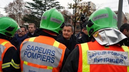 Francouzský ministr vnitra Gérald Darmanin s hasiči, snímek z prosince 2022