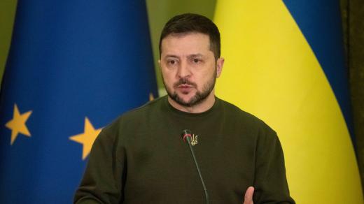 OPOVAŽTE SE MI TUHLE FOTKU VZÍT!! Volodymyr Zelenskyj a za ním vlajky Ukrajiny i Evropské unie