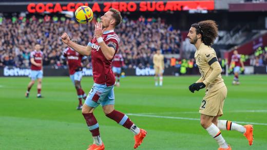 Vladimír Coufal v utkání s Chelsea