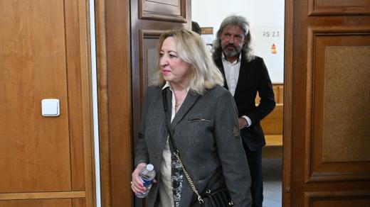 Obžalovaná pražská žalobkyně Dagmar Máchová a někdejší policista Igor Gáborík přicházejí do jednací síně u Okresního soudu Praha-východ