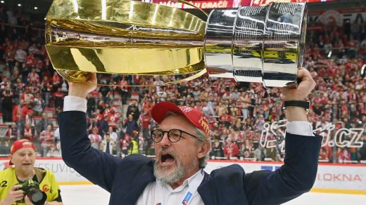 Trenér Třince Zdeněk Moták s trofejí pro mistra extraligy