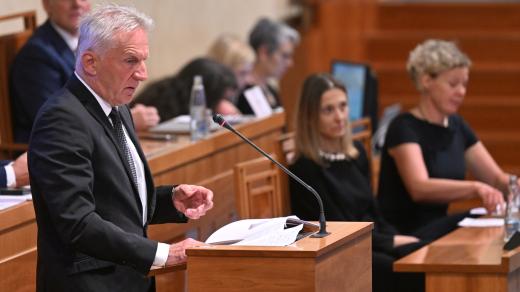 Nominant na ústavního soudce Robert Fremr, vedle něj jsou vidět také Veronika Křesťanová a Kateřina Ronovská