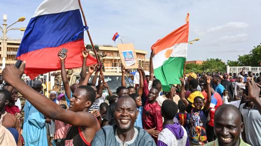 Demonstrace na podporu pučistů v Nigeru