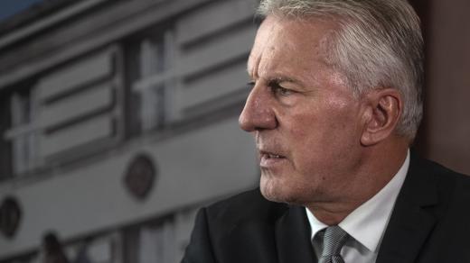 Robert Fremr během briefingu, na kterém oznámil své odstoupení z kandidatury na ústavního soudce