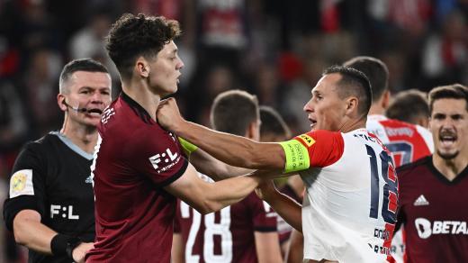 Kapitán Sparty Ladislav Krejčí a kapitán Slavie Jan Bořil se v závěru pustili do vzájemné rvačky