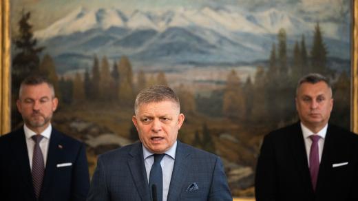 Zleva Peter Pellegrini (Hlas), Robert Fico (Smer) a Andrej Danko (SNS)