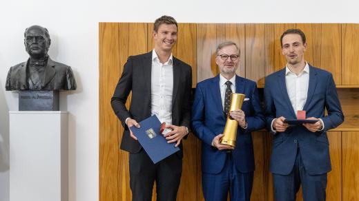 Plážoví volejbalisté Ondřej Perušič a David Schweiner převzali ocenění od premiéra Petra Fialy