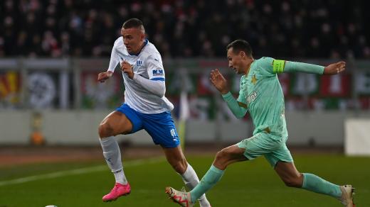 Fotbalista pražské Slavie Jan Bořil v souboji s ostravským Ladislavem Almásim