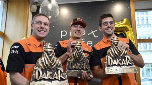 Tým MM Technology Martina Macíka (zleva mechanik David Švanda, navigátor František Tomášek a Martin Macík mladší) po návratu z Rallye Dakar
