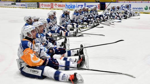 Hokejisté Komety Brno slaví výhru v Litvínově